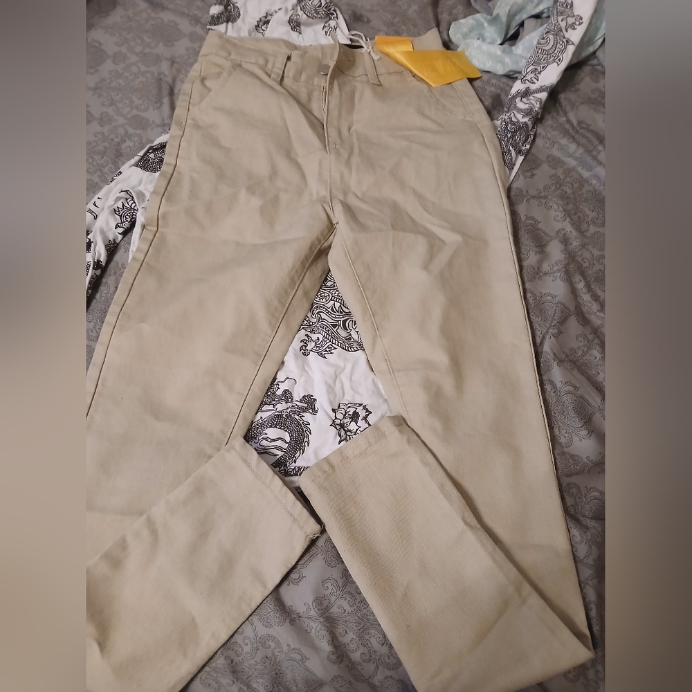 Outfit khaki pants black and white sweater